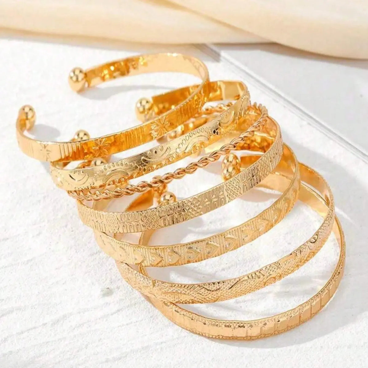 7-Piece set Women's Gold Bangle Set Gold-Plated Stackable Open Cuffs & Classic Embossed Designs, Minimalist Layering Jewelry, Stack Bangles, Perfect Gift For Her, Suitable For Women's Everyday And Vacation Outfits, Bracelets Stack