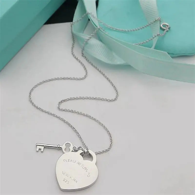 T Family Heart Brand Single Key Pendant Necklace for Women, Niche Design Everyday Collarbone Chain, Versatile Heart Accessory Necklaces Costume Jewelry