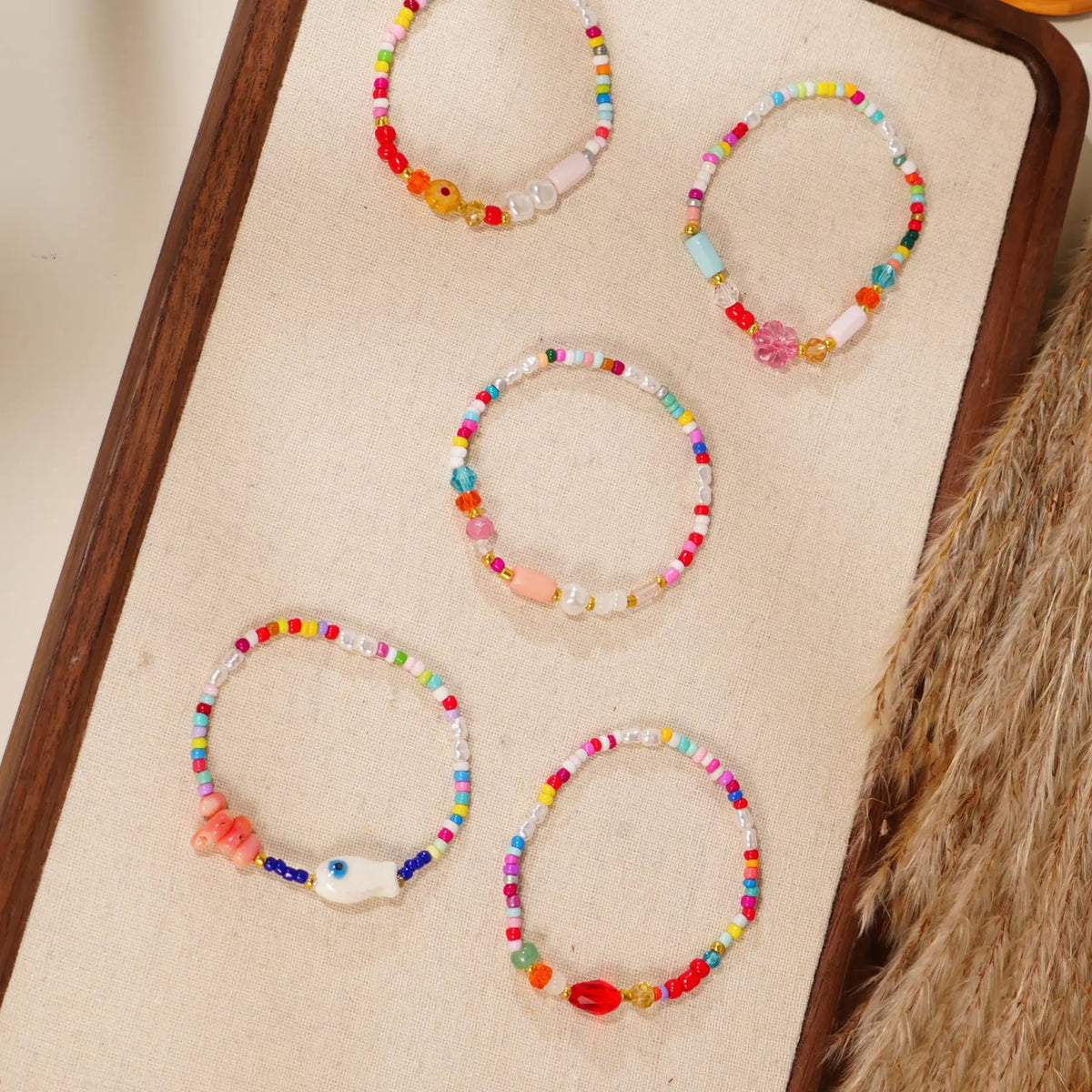 Women Ceramic Fish Bracelet Set, 5-Piece Layered Bracelet Set Design for Beach Vacation Party Stackable Accessories, Stackable Bracelets, Fish Motif Bracelets, Summer Dainty Jewelry, Boho Style Bracelet, Bracelet Combination Set