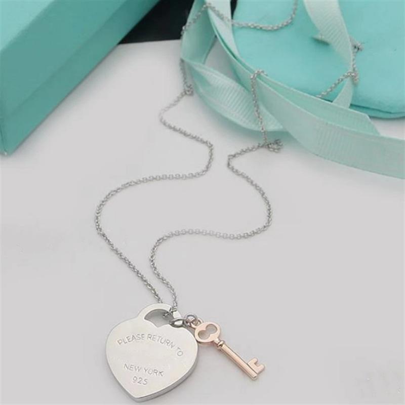 T Family Heart Brand Single Key Pendant Necklace for Women, Niche Design Everyday Collarbone Chain, Versatile Heart Accessory Necklaces Costume Jewelry