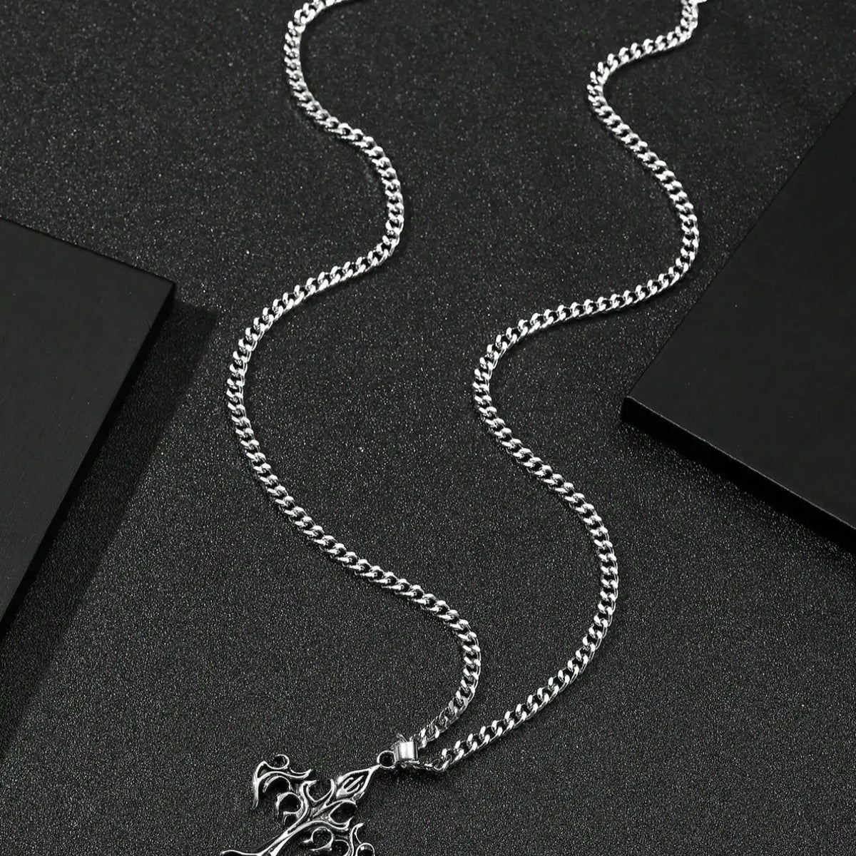 Men's Fashion Hip Hop Vintage Cross Pendant Necklace, Cuban Link Chain Necklace, Street Style Urban Edge Trendy Jewelry, Gothic Cross Design, Unique Fashion Accessory, Cross Necklaces