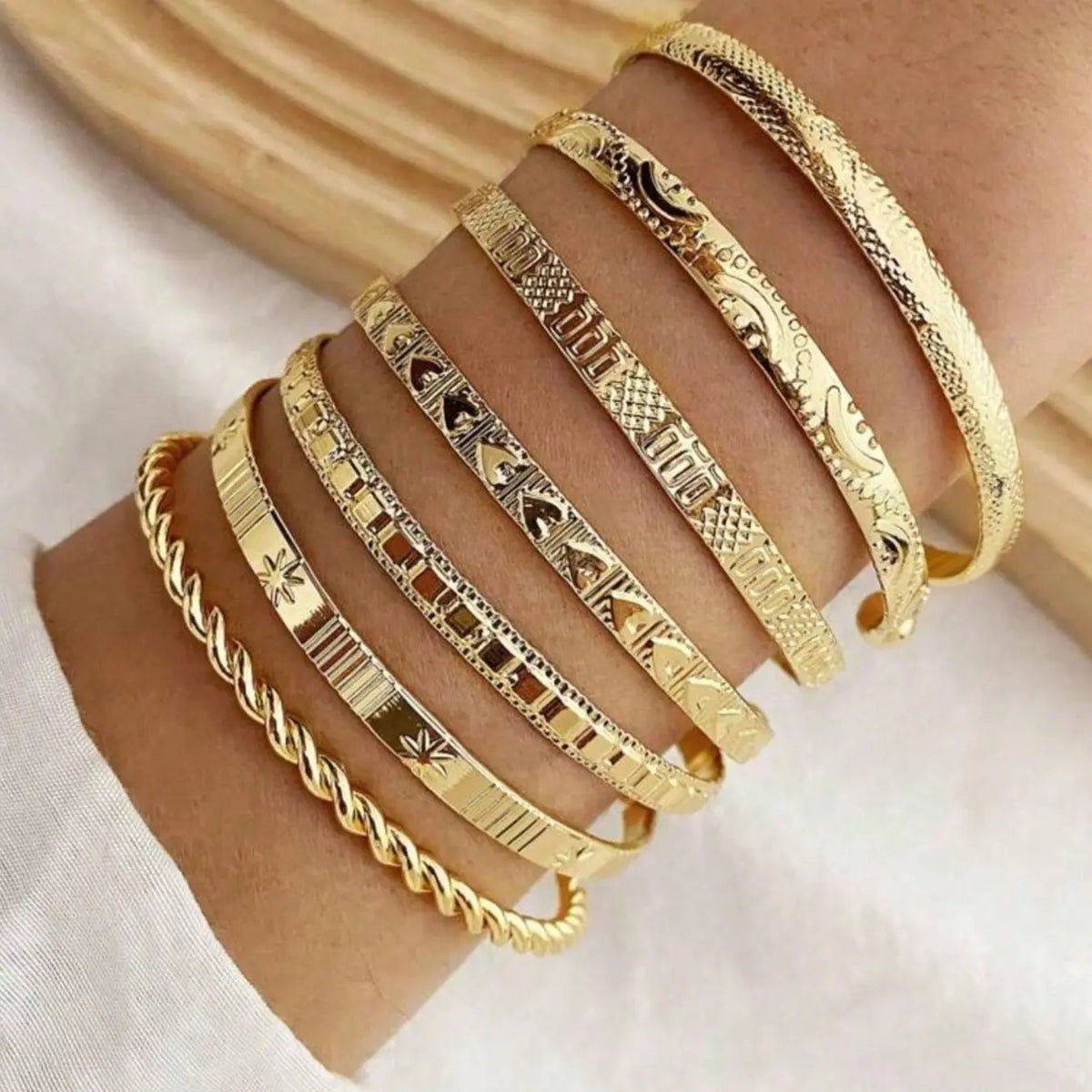 7-Piece set Women's Gold Bangle Set Gold-Plated Stackable Open Cuffs & Classic Embossed Designs, Minimalist Layering Jewelry, Stack Bangles, Perfect Gift For Her, Suitable For Women's Everyday And Vacation Outfits, Bracelets Stack