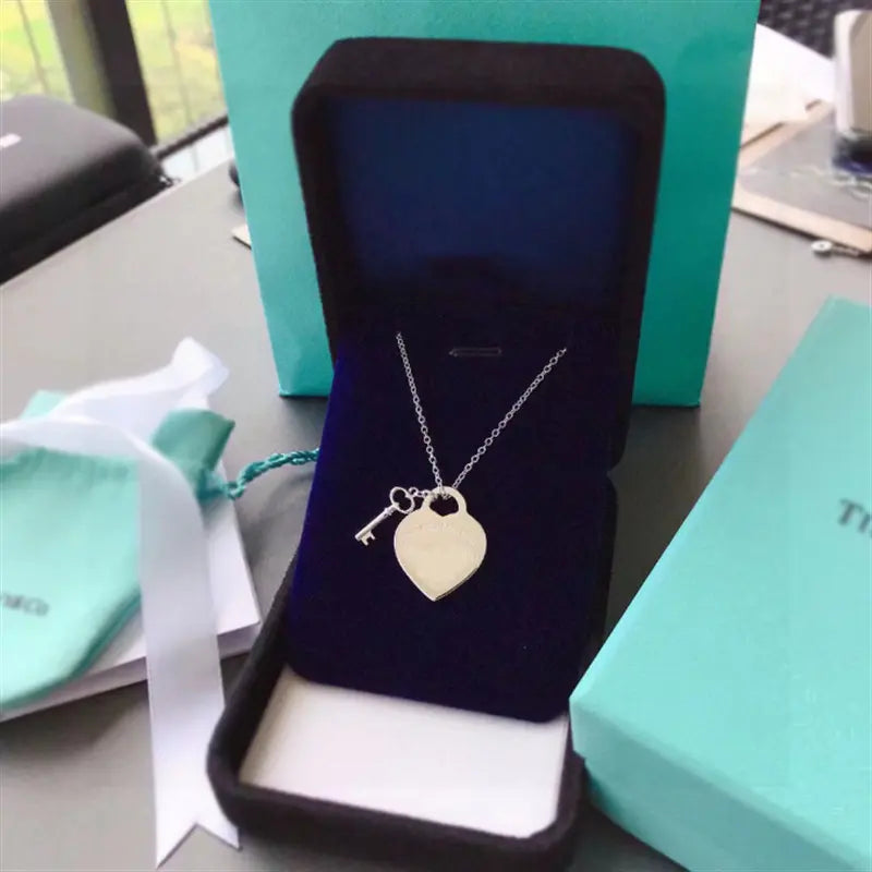 T Family Heart Brand Single Key Pendant Necklace for Women, Niche Design Everyday Collarbone Chain, Versatile Heart Accessory Necklaces Costume Jewelry