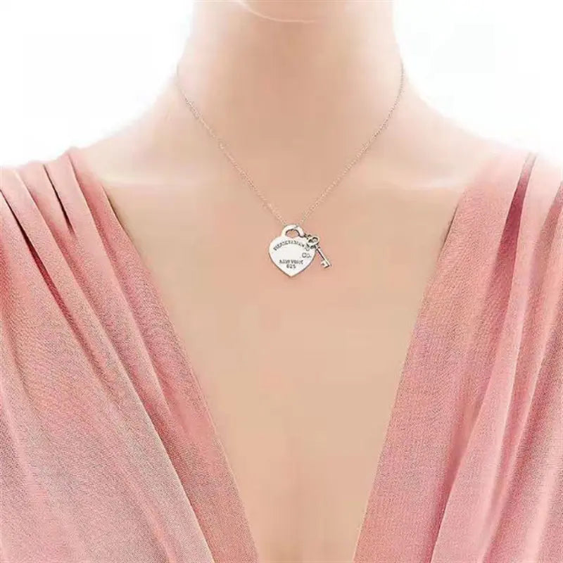 T Family Heart Brand Single Key Pendant Necklace for Women, Niche Design Everyday Collarbone Chain, Versatile Heart Accessory Necklaces Costume Jewelry